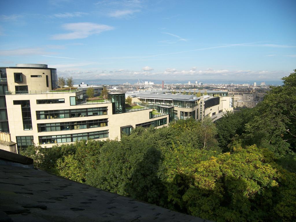 Central Calton Hill What A View إدنبرة الغرفة الصورة